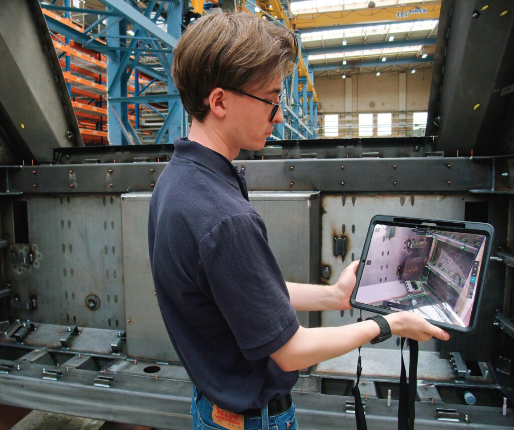 Grâce à l’IA(Intelligence Artificielle),
cette tablette interactive,
pointée sur les masques
de cabine, permet d’en
visualiser aussitôt les
éventuels défauts.