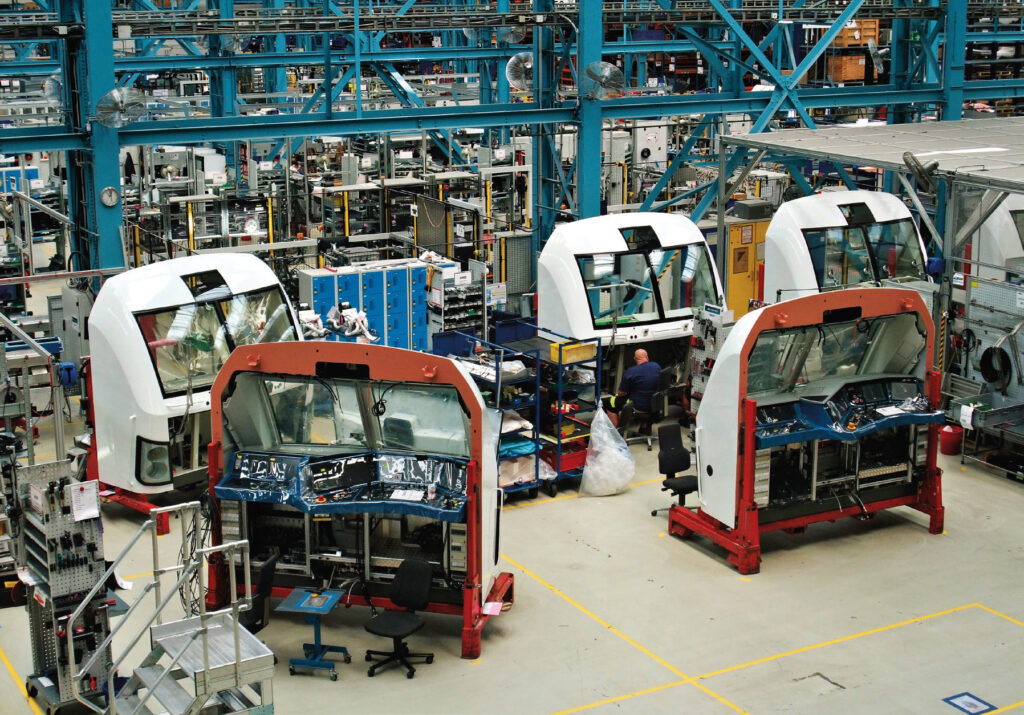 Les modules d’extrémitéfrontale, facilement
interchangeables en
cas de choc, réunissent
le masque avant et le
pupitre de conduite.