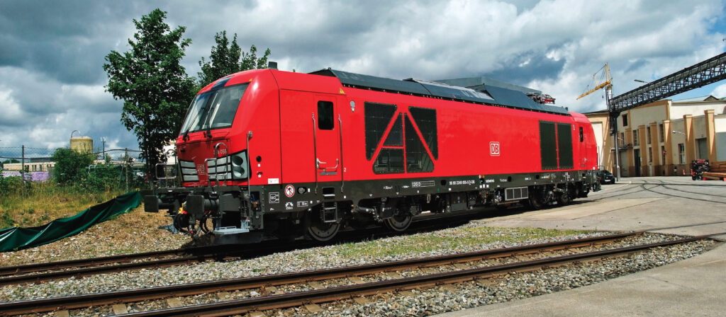 Dans les emprises del’usine, le nec plus ultra
de la Vectron : sa version
dual-mode pour DB
Cargo et DB Bahnbau,
à la fois locomotive
électrique et locomotive
diesel.
