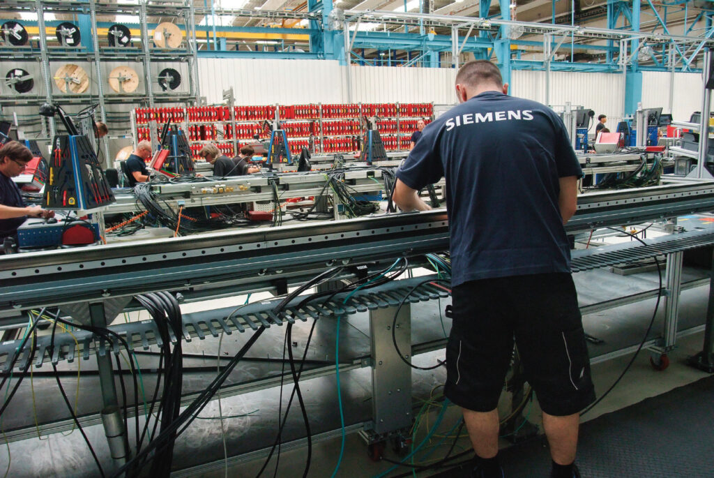 Le précâblage enfaisceaux des 36 km de
fils électriques présents à
l’intérieur d’une Vectron
s’effectue sur ces bancs
spécialisés.