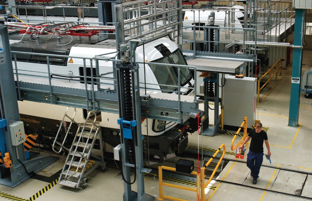 Sur cette étape dela chaîne d’assemblage,
un système de
passerelles mobiles
assure un accès aisé
aux parties hautes des
engins.