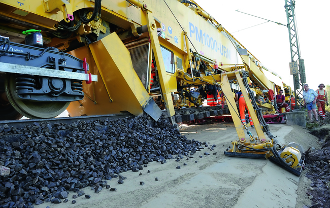 Recyclage du ballast : la PM 1000-URM assainit en continu la sous-couche